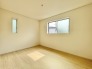 2階6.5帖の居室です。
大きい窓もあり、明るい居室です。