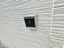 電気自動車・プラグインハイブリット自動車専用の充電コンセントを設置しています。
屋内に盗電防止スイッチを設置するため、盗電の心配もありません。