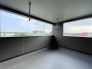 1号棟 ワイドなルーフバルコニーを完備しております。小雨や突発的な雨の際も比較的安心出来そうです。浴室乾燥機もございますのでお洗濯物に困らなさそうです。