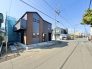 前面道路は広々としております。また、角地に位置するため開放感に長けた新築戸建てとなります。