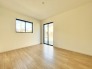 2号棟 1階約5.5帖の洋室。全居室2面採光で陽当たりと開放感が良好です。是非一度ご覧になってみてください。