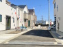 毎日の車の出し入れもスムーズにできる、ゆとりある前面道路に面した住まいです。