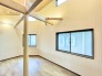 吹き抜け天井は開放感を演出、自然採光を活かしたLDK