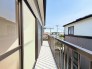開放的なワイドバルコニー。3部屋から行き来が可能です。南向きで洗濯物も良く乾きそう。