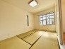 和室スペースは心安らぐ素敵な空間です。リビングでくつろぐも良し。和室でくつろぐも良し。ごゆっくりとお過ごしいただけます。