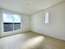 1号棟 2階主寝室はバルコニーに面した明るいお部屋です。