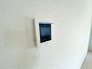 玄関を開けずに訪問者を確認できるＴＶモニター付きインターフォン。