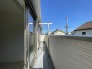 1号棟 2部屋から行き来できる南向きのワイドバルコニー。洗濯物も良く乾きそうです。