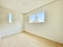 1号棟 2階約5帖の洋室。2階は4部屋あり、そのうち3部屋は南向きと陽当たりと開放感が良好です。建物全体が明るく感じられます。