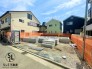 青空に映える建築中の住まいは、耐震＋制震の安心仕様。落ち着いた住宅街で、暮らしやすさと静けさを両立できる環境です。これから形になる新しいお家で、家族の“ちょうどいい毎日”を育んでみませんか？完成が楽しみになる一邸です。