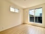 2階洋室5.25帖のお部屋はバルコニーに面した明るいお部屋です。
