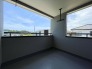 インナーバルコニーとは、建物の内側にくぼむ形で設けられた半屋外空間。
主な特徴は、
・屋根や壁に囲まれているため、雨や風の影響を受けにくい
・外からの視線を遮りやすく、プライバシー性が高い
天候に左右されにくく、日常使いしやすい“室内感覚のバルコニー”として人気の設備です。