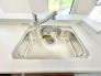 蛇口をひねれば、いつでも美味しい水が飲めるのは大きなメリットです。
ウォーターサーバーやペットボトルをその都度入れるのは大変ですが、シンク内の蛇口から浄水出れば楽に炊事ができますね。