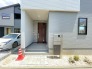 宅配ボックス付きの門柱です。
玄関先も屋根がある為、雨にも濡れずに鍵の開閉が出来ます。