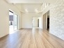 リビングは、吹き抜け天井になっており、ワンランク上の新築戸建てです。