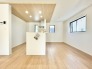 やさしい木目と明るい光に包まれた、心地よいリビング。開放感のある対面キッチンで、会話を楽しみながらお料理ができます。シンプルな空間は家具配置も自由自在。家族の時間も自分時間も大切にできる、毎日がちょっと好きになる住まいです。