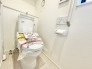 ■ウォシュレット付きトイレ
洗浄機能・脱臭機能を完備、開口窓も設け清潔な室内にすることが可能です。
また温水洗浄便座は、デリケートな皮膚などを清潔に保つことができ、便座も温度調節ができるので、寒い冬も快適にトイレに座ることが可能。