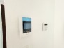 ■録画機能付インターホン
シンプルで使いやすいインターホン。録画機能付きで、自動録画のほか、手動録画もできます。不在時の来客確認にも便利です。
受話/呼出音量の調整、明るさ調整が可能。また、来訪者をズーム機能でズームアップして確認できます。