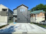 暮らしやすさを追求した2階建てデザイン住宅。
前面道路が広くフラットで、小さなお子様がいるご家庭も安心の住環境。車2台をゆったり停められる敷地と、太陽の恵みをいっぱいに受ける明るい佇まいが自慢です。静かで穏やかな時間が流れるエリアで、家族のゆとりある未来を叶えませんか。