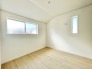 ふんわり光が広がる心地よい洋室。シンプルだからこそ、どんな家具も似合って自分好みの空間づくりが楽しめます。毎日の暮らしが、ここからもっとリラックスできますように。