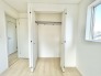 ■クローゼット
ハンガーポールと枕棚付きのクローゼット
洋服をいっぱいしまったり、枕棚の上には、あまり使用しないものの収納もできます。
枕棚の耐荷重も40キログラムあり、多くのものが収納出来ます。