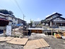 1号棟 これから基礎工事が進み、少しずつ“わが家”の形が見えてくるワクワクの現地。完成後の暮らしを想像しながら、陽当たりや周辺環境もチェックできます。今なら工事の進み具合も確認でき、家づくりの過程を楽しめる、完成が待ち遠しい新築分譲地です。 2026/04/11m