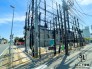 青空が広がる穏やかな住宅街で、新しい暮らしを迎えるチャンスです！現在建築中の住まいは、完成後の明るい生活を想像するだけでワクワク。周辺は落ち着いた環境で、子育てにもぴったり。できあがっていく“わが家”を見守れる特別感のある物件です。