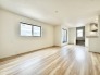 1号棟 18.2帖のLDKは広々とした印象です。平日や遅めの時間からのご見学も可能ですのでお気軽にお問い合わせください。
