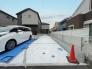 駐車2台可能なスペースになります。前面は比較的交通量の少ない道路となっておりますので、お車の運転が少し心配な方も落ち着いて駐車することが出来そうです。