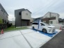 前面は比較的交通量の少ない道路となっておりますので、お車の運転が少し心配な方も落ち着いて駐車することが出来そうです。