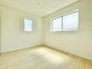 2号棟 シンプルな白を基調とした空間は、趣味の作業部屋や個人の時間を過ごす場所として、自分らしくアレンジを楽しみながら静かにくつろげる、心地よい落ち着きに満ちています。
