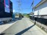 前面道路は比較的交通量の少ない道路となっておりますので、お車の運転が少し心配な方も落ち着いて駐車することが出来そうです。
