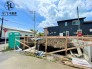 2号棟は角地で開放感のある立地となっております。
並列２台駐車で車通りも少ないため、安心して駐車することができますね。