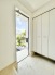 2号棟 家族の元気な挨拶が交わされる開放的な玄関は、日々の暮らしを整える充実した収納スペースを備えており、清潔感のある空間が心地よい毎日を優しく迎え入れてくれます。
