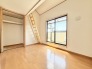2階約6帖の洋室。こちらのお部屋にはロフトがありお荷物や趣味スペースなどとしてご利用いただけます。