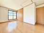 2階8帖の主寝室。広々としたバルコニーに面しており、天井には屋根裏収納があります。季節によって荷物を分けられますね