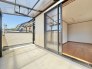 2部屋に繋がった広々としたワイドバルコニー。
