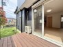 1階LDKの南西側にはウッドデッキを通し人工芝を敷いたお庭に繋がります。休日はご友人とBBQやお子様の遊び場、ワンちゃんの遊び場などとしてご活用いただけます。