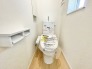 家族や来客時も気兼ねなく使える、独立性を高めたトイレ空間。