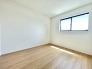 明るい光がたっぷり入る心地よい洋室。広々クローゼットで収納もばっちり！シンプルで使いやすい空間だから、子ども部屋にも寝室にもぴったりです。