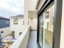 建ち並ぶ街並みを背景に、穏やかな空気が漂う開放的な空間。奥行きを感じさせるシルエットが、ゆったりとした時間を演出します
