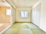 6号棟 引き戸を全開にすればLDKと一体化し、開放的な空間として広々と使えます。お子様のお昼寝や家事スペース、来客時の客間としても大活躍。壁一面の大容量収納も完備しており、いつでもお部屋がすっきり片付く、家族に嬉しい多目的ルームです。