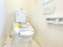 6号棟 ■ウォシュレット付きトイレ
洗浄機能・脱臭機能を完備、開口窓も設け清潔な室内にすることが可能です。
また温水洗浄便座は、デリケートな皮膚などを清潔に保つことができ、便座も温度調節ができるので、寒い冬も快適にトイレに座ることが可能。