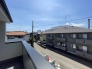 3号棟 青い空と静かな街並みが広がる、穏やかな日々を彩る住まい。窓の外には、日々の喧騒から離れた心地よい時間が流れています
