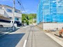 爽やかな青空が広がる、穏やかな街並み。緑豊かな丘陵を背景に、未来への期待を抱かせる静かな環境が、暮らしを豊かに彩ります
