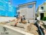 青いシートに包まれた、未来への期待が膨らむ新築現場。澄み渡る空の下、洗練された外壁の住まいが静かに佇み、これから始まる新しい暮らしの物語を予感させます
