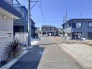 青空に映える建築中の住まいは、耐震＋制震の安心仕様。落ち着いた住宅街で、暮らしやすさと静けさを両立できる環境です。これから形になる新しいお家で、家族の“ちょうどいい毎日”を育んでみませんか？完成が楽しみになる一邸です。