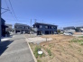 青空が広がる穏やかな住宅街で、新しい暮らしを迎えるチャンスです！現在建築中の住まいは、完成後の明るい生活を想像するだけでワクワク。周辺は落ち着いた環境で、子育てにもぴったり。できあがっていく“わが家”を見守れる特別感のある物件です。