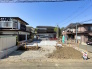 青空が広がる穏やかな住宅街で、新しい暮らしを迎えるチャンスです！現在建築中の住まいは、完成後の明るい生活を想像するだけでワクワク。周辺は落ち着いた環境で、子育てにもぴったり。できあがっていく“わが家”を見守れる特別感のある物件です。