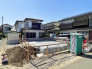 青空に映える建築中の住まいは、耐震＋制震の安心仕様。落ち着いた住宅街で、暮らしやすさと静けさを両立できる環境です。これから形になる新しいお家で、家族の“ちょうどいい毎日”を育んでみませんか？完成が楽しみになる一邸です。